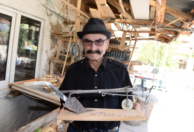 Mesleğini minyatür kağnı yaparak sürdürüyor